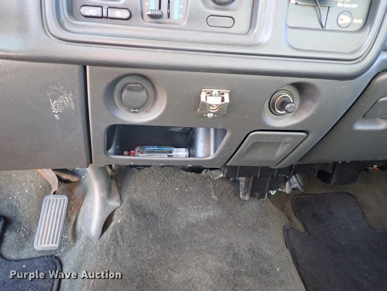 image for item JO9564 2004 Chevrolet Silverado 1500  Ext. Cab pickup truck