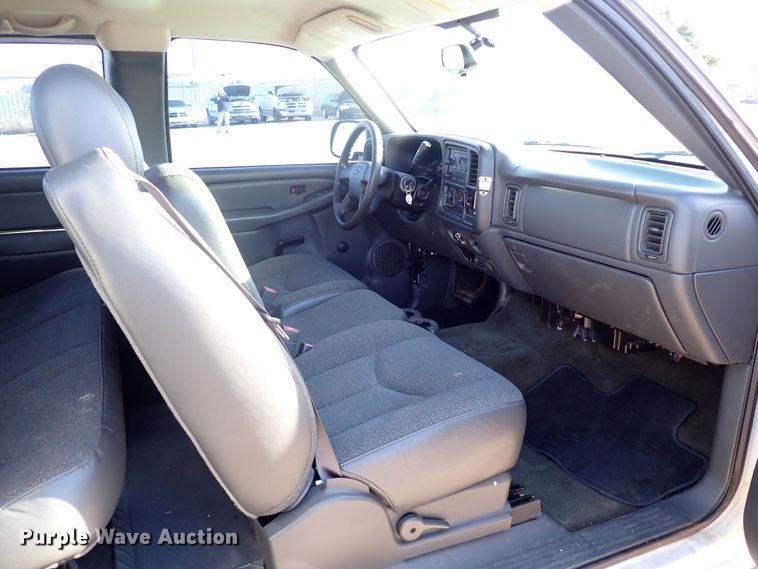 image for item JO9564 2004 Chevrolet Silverado 1500  Ext. Cab pickup truck