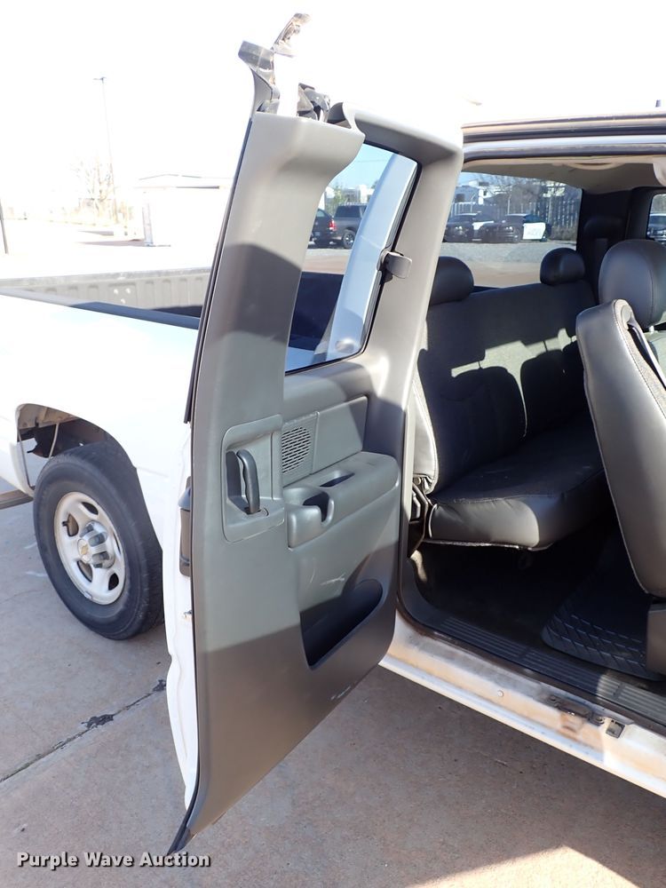 image for item JO9564 2004 Chevrolet Silverado 1500  Ext. Cab pickup truck