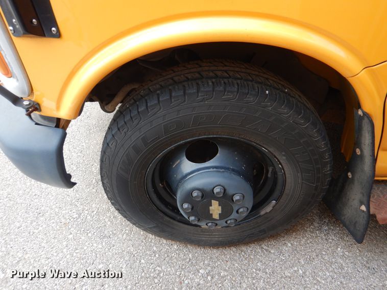 image for item KP9198 2001 Chevrolet Express G3500  school bus