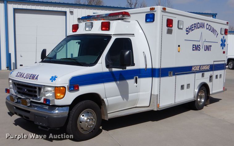 image for item LJ9928 2004 Ford E450  ambulance