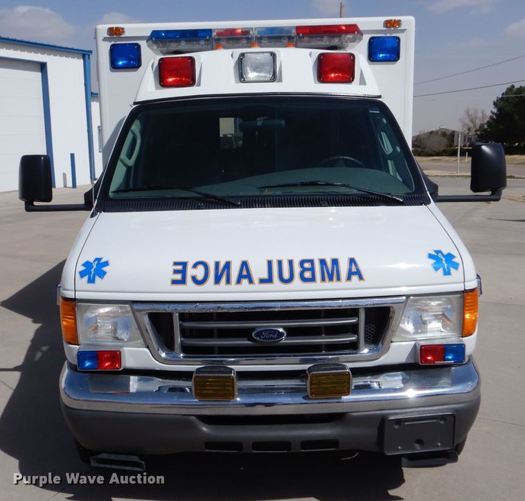image for item LJ9928 2004 Ford E450  ambulance