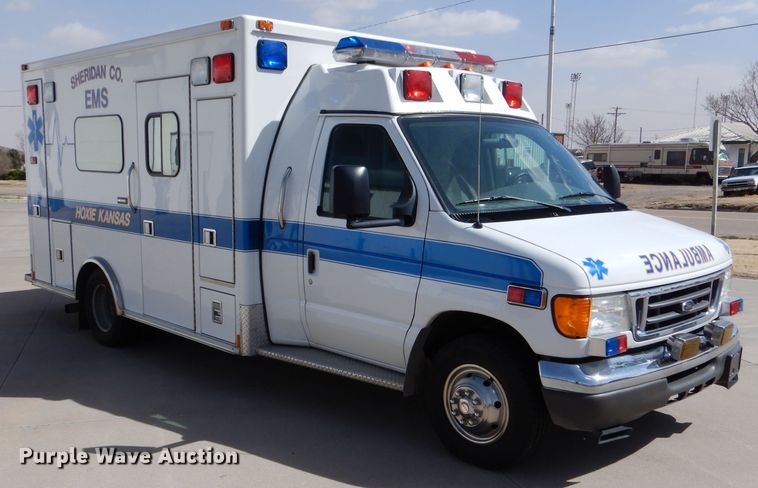 image for item LJ9928 2004 Ford E450  ambulance