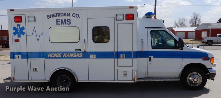 image for item LJ9928 2004 Ford E450  ambulance