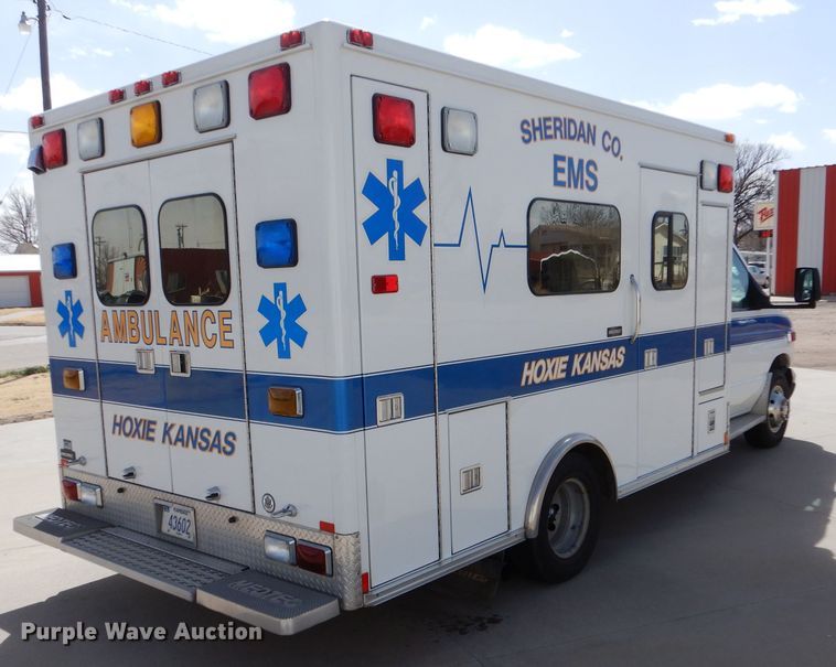 image for item LJ9928 2004 Ford E450  ambulance