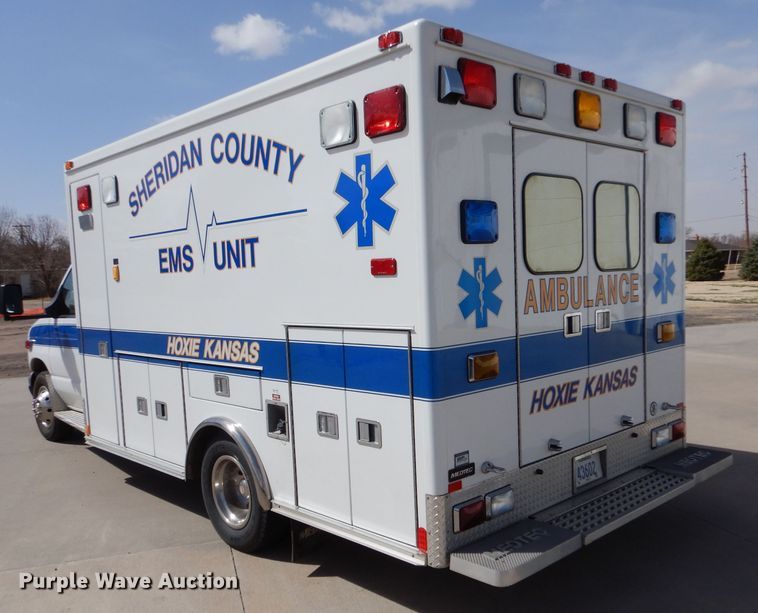 image for item LJ9928 2004 Ford E450  ambulance