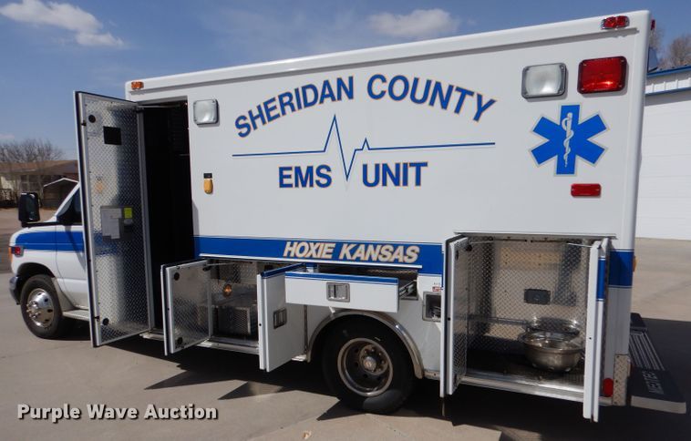 image for item LJ9928 2004 Ford E450  ambulance