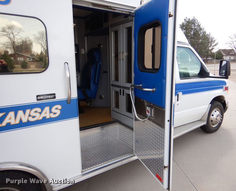 image for item LJ9928 2004 Ford E450  ambulance