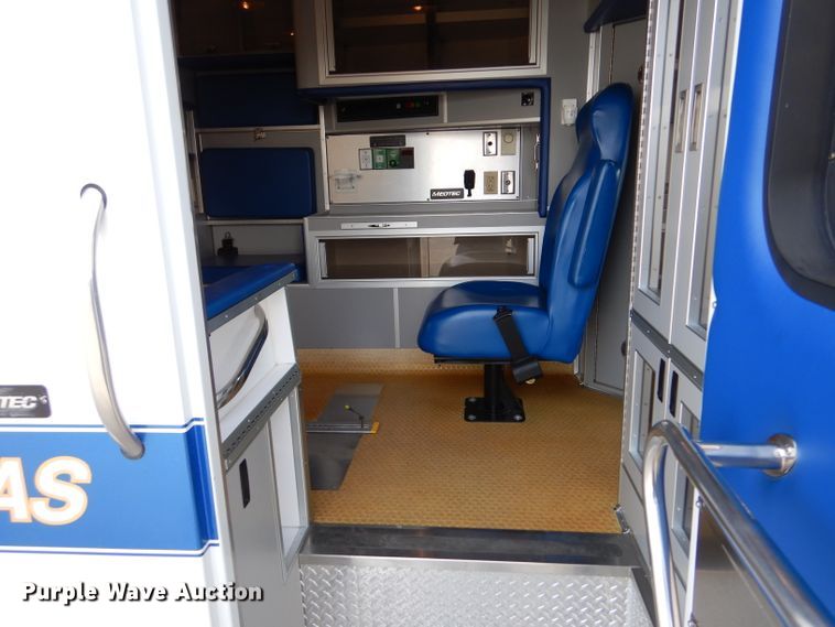 image for item LJ9928 2004 Ford E450  ambulance