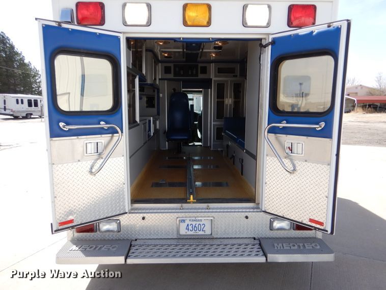 image for item LJ9928 2004 Ford E450  ambulance