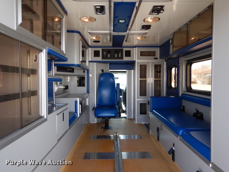 image for item LJ9928 2004 Ford E450  ambulance