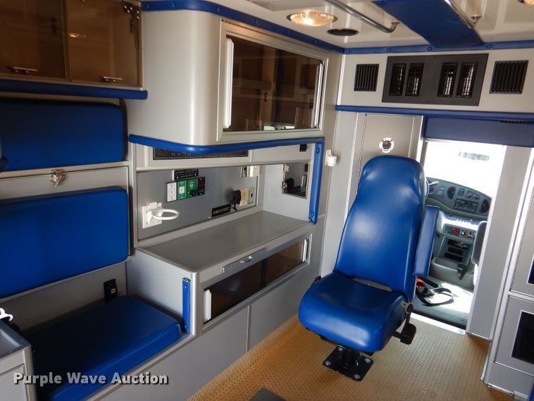 image for item LJ9928 2004 Ford E450  ambulance