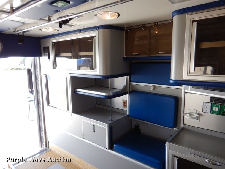 image for item LJ9928 2004 Ford E450  ambulance