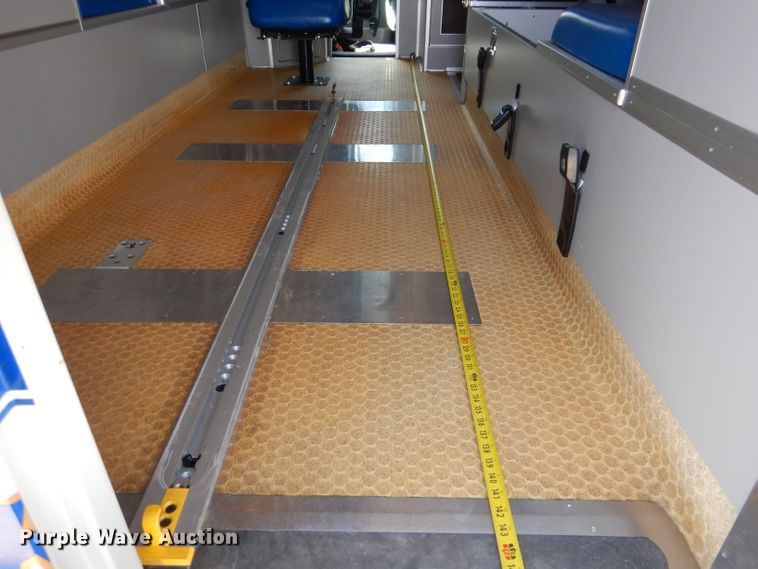 image for item LJ9928 2004 Ford E450  ambulance