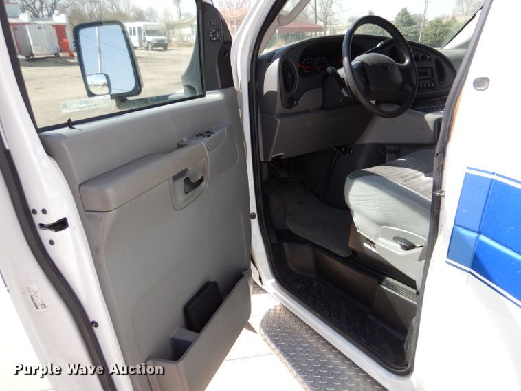 image for item LJ9928 2004 Ford E450  ambulance