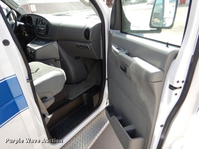 image for item LJ9928 2004 Ford E450  ambulance