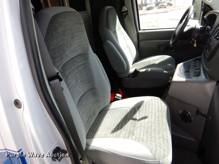 image for item LJ9928 2004 Ford E450  ambulance