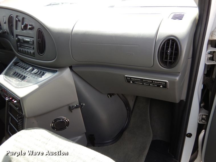 image for item LJ9928 2004 Ford E450  ambulance