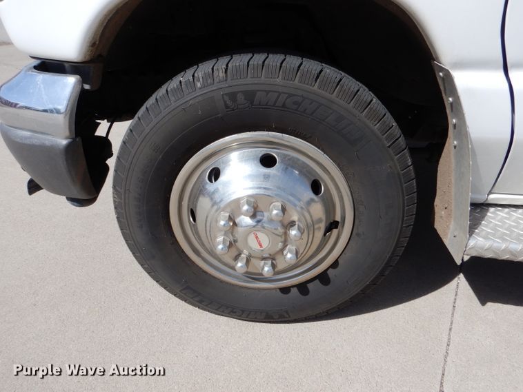 image for item LJ9928 2004 Ford E450  ambulance