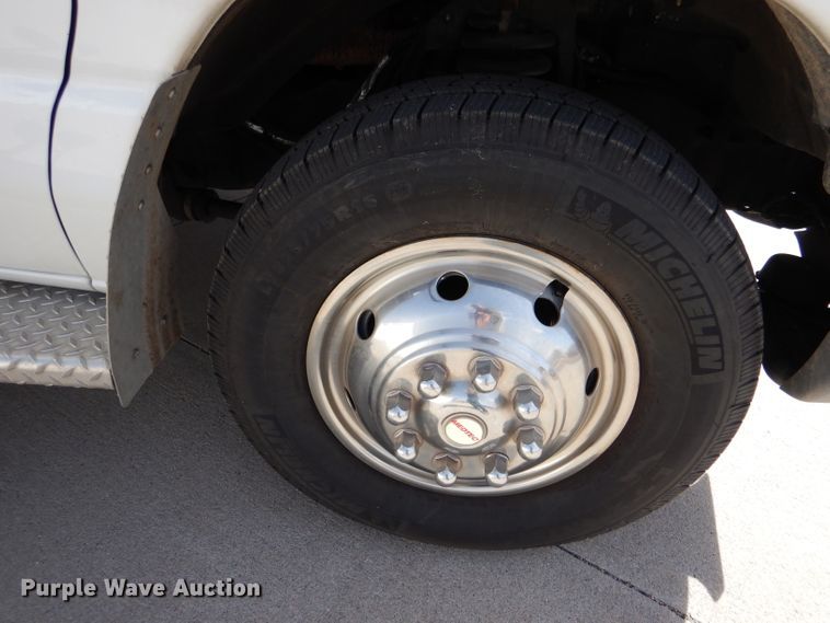 image for item LJ9928 2004 Ford E450  ambulance