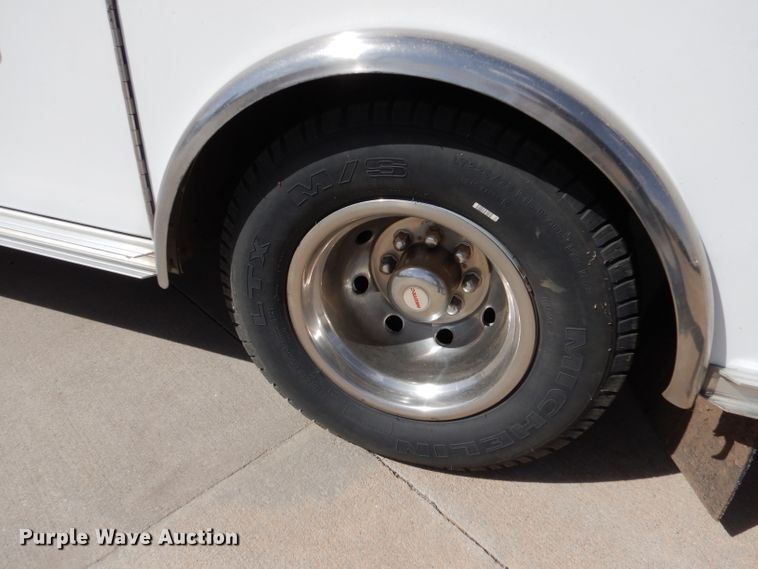 image for item LJ9928 2004 Ford E450  ambulance