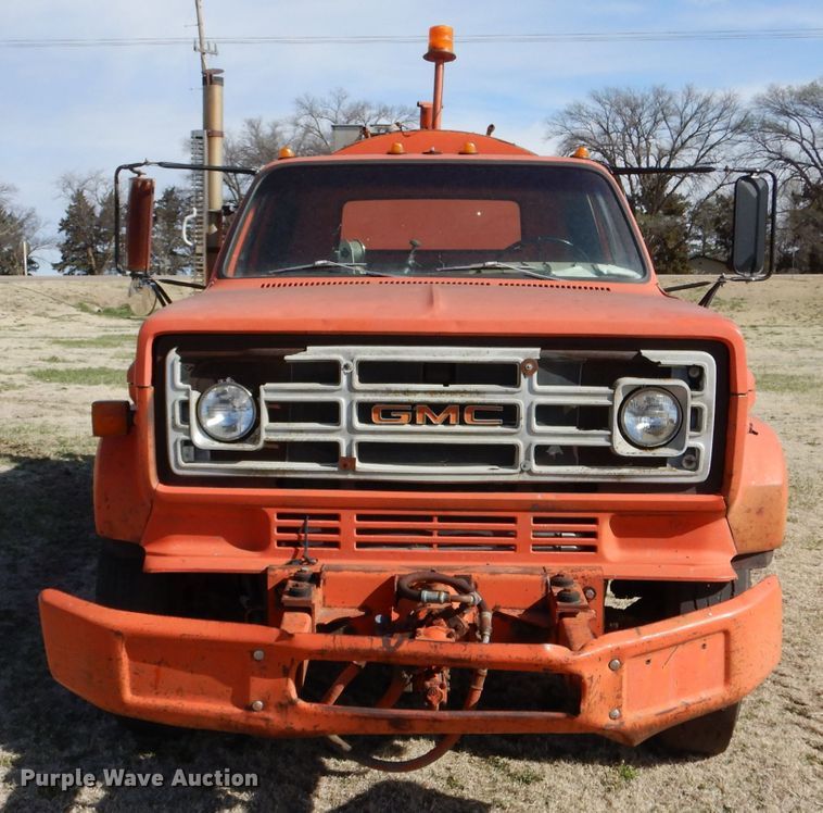 image for item LJ9947 1985 GMC Sierra 7000  oil distributor truck
