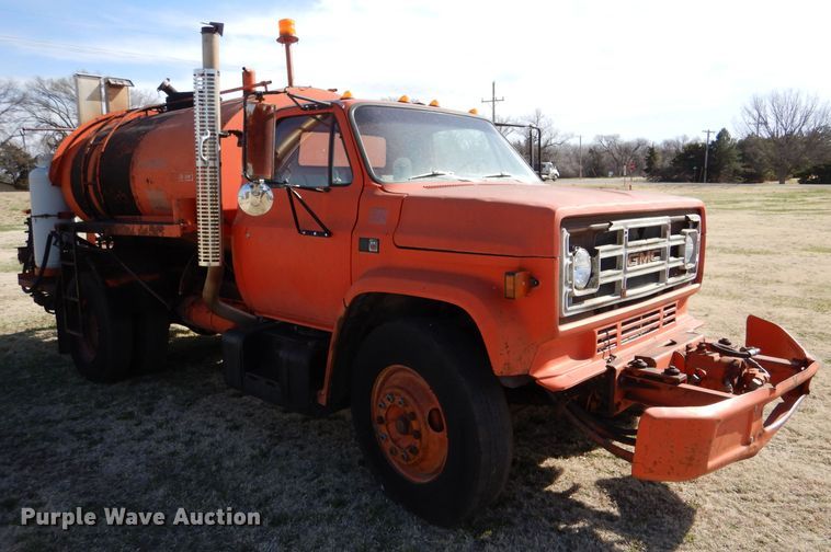 image for item LJ9947 1985 GMC Sierra 7000  oil distributor truck