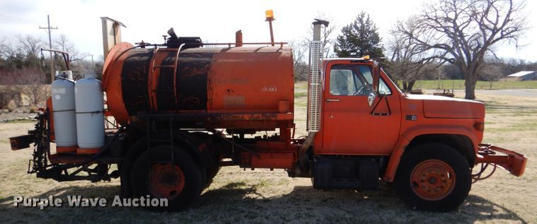 image for item LJ9947 1985 GMC Sierra 7000  oil distributor truck