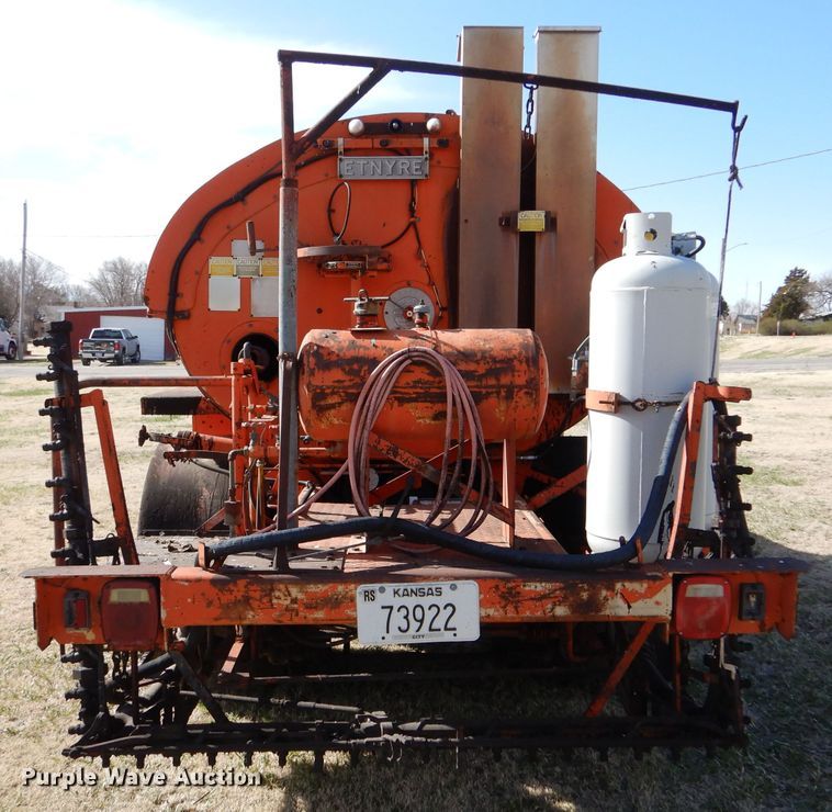 image for item LJ9947 1985 GMC Sierra 7000  oil distributor truck