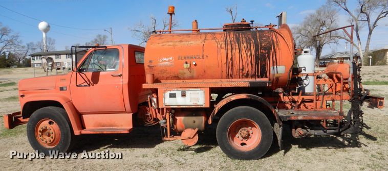 image for item LJ9947 1985 GMC Sierra 7000  oil distributor truck