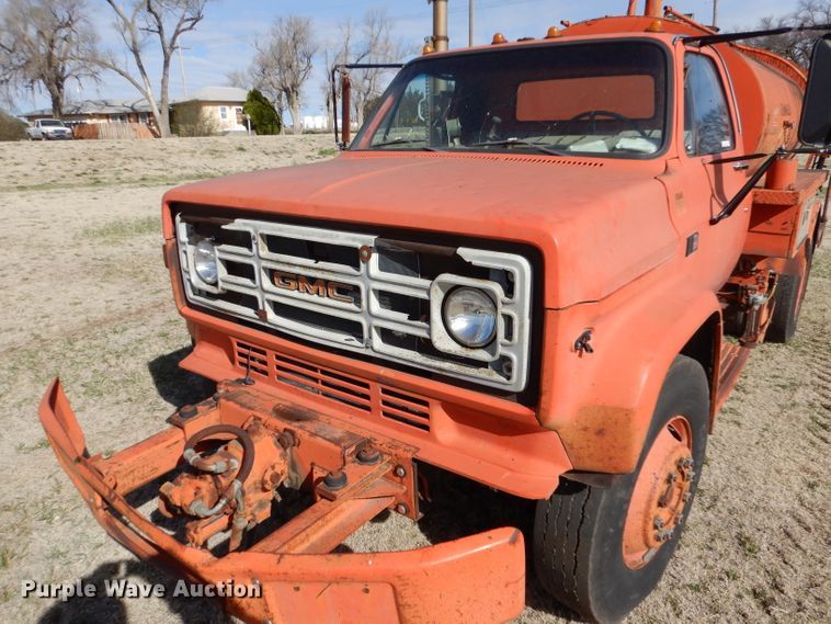image for item LJ9947 1985 GMC Sierra 7000  oil distributor truck