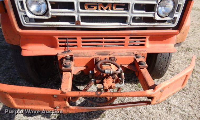 image for item LJ9947 1985 GMC Sierra 7000  oil distributor truck
