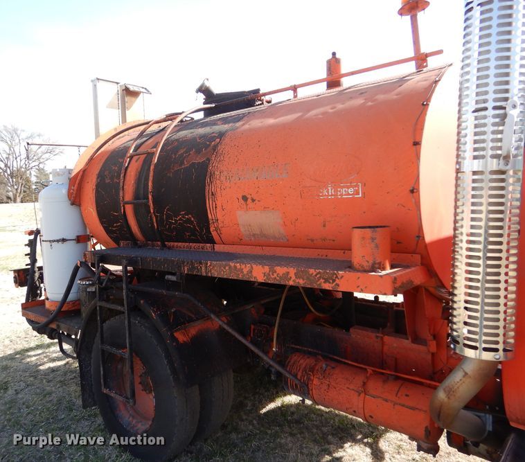 image for item LJ9947 1985 GMC Sierra 7000  oil distributor truck