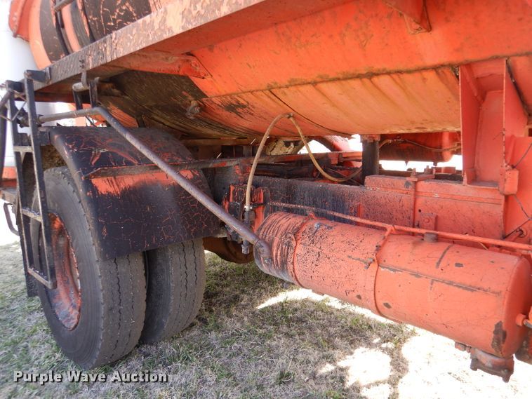 image for item LJ9947 1985 GMC Sierra 7000  oil distributor truck