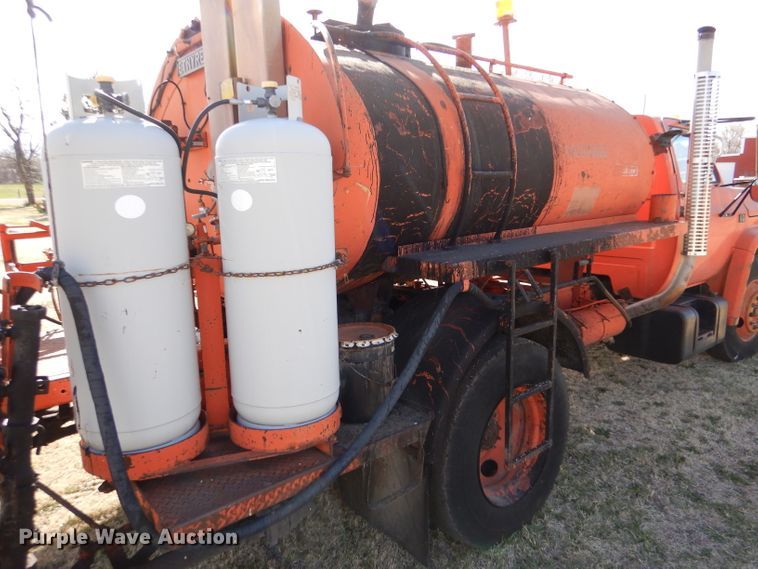 image for item LJ9947 1985 GMC Sierra 7000  oil distributor truck