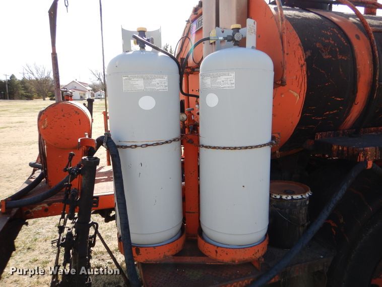 image for item LJ9947 1985 GMC Sierra 7000  oil distributor truck