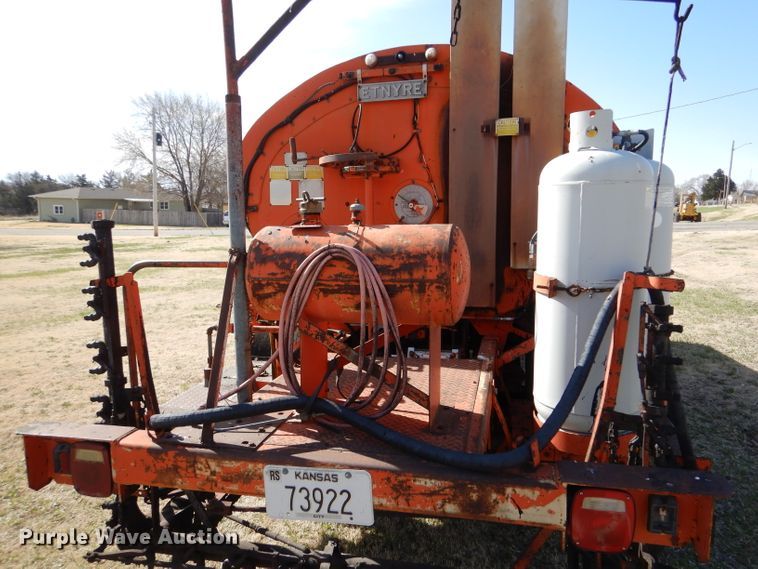 image for item LJ9947 1985 GMC Sierra 7000  oil distributor truck