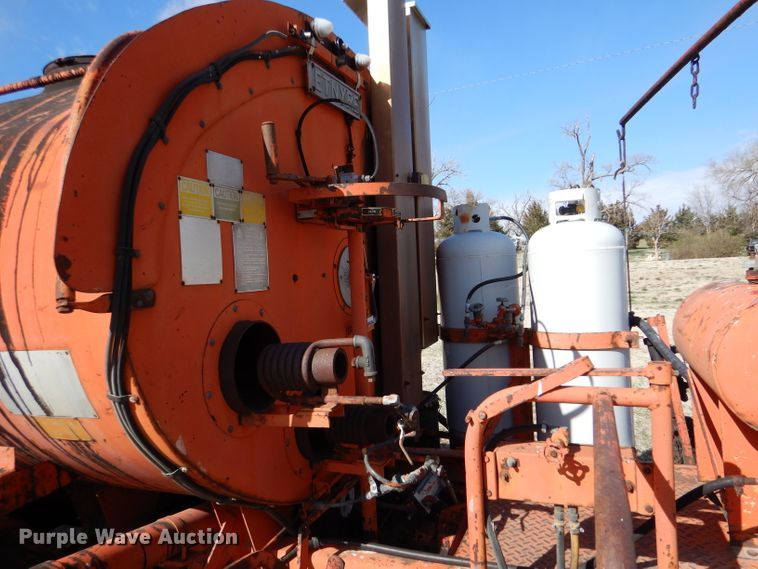 image for item LJ9947 1985 GMC Sierra 7000  oil distributor truck