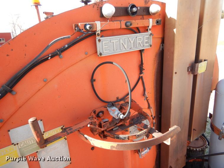 image for item LJ9947 1985 GMC Sierra 7000  oil distributor truck