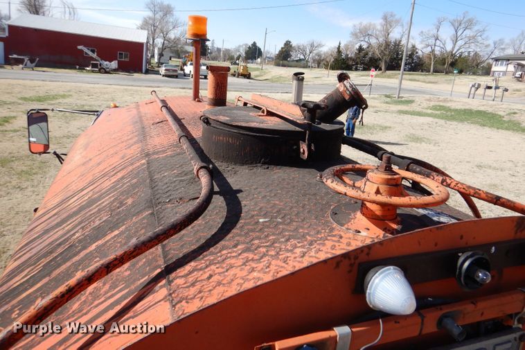 image for item LJ9947 1985 GMC Sierra 7000  oil distributor truck