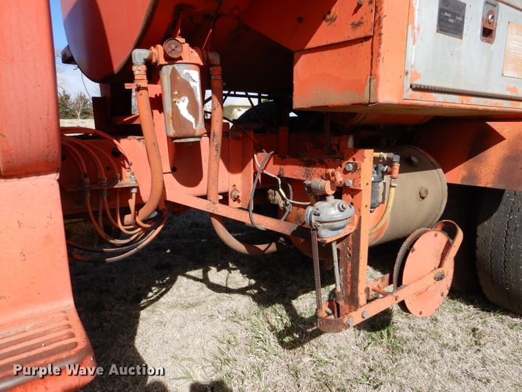 image for item LJ9947 1985 GMC Sierra 7000  oil distributor truck