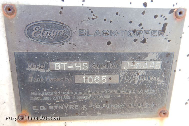 image for item LJ9947 1985 GMC Sierra 7000  oil distributor truck