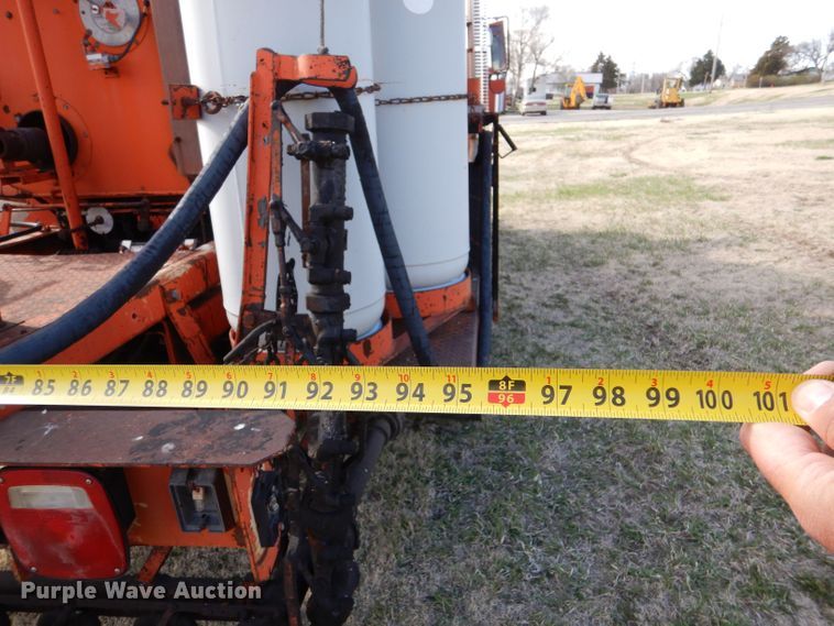 image for item LJ9947 1985 GMC Sierra 7000  oil distributor truck