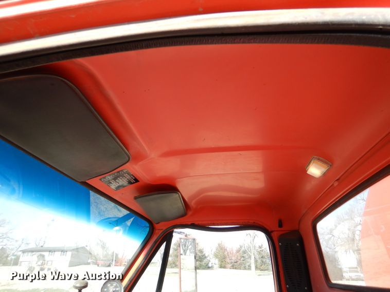 image for item LJ9947 1985 GMC Sierra 7000  oil distributor truck