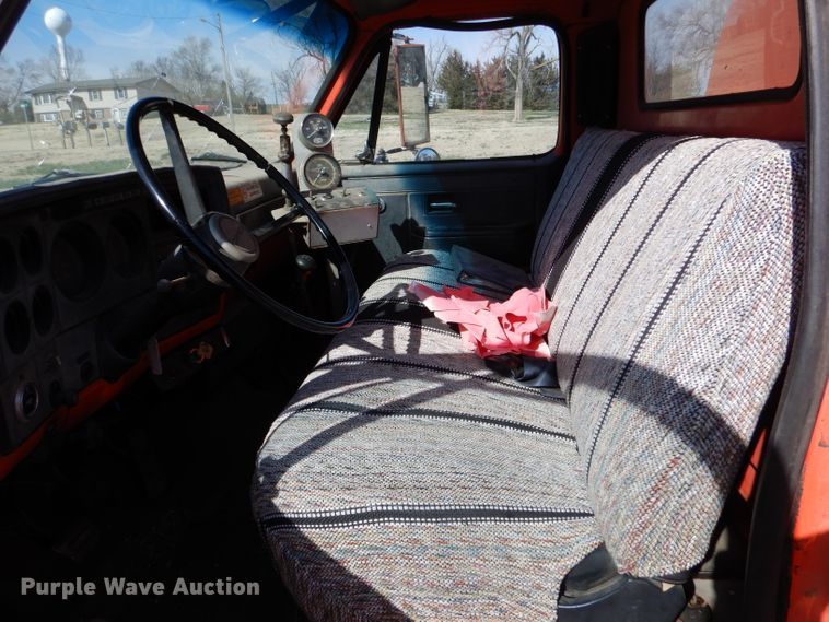 image for item LJ9947 1985 GMC Sierra 7000  oil distributor truck