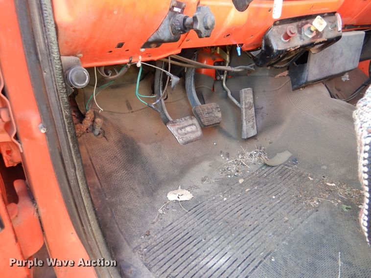 image for item LJ9947 1985 GMC Sierra 7000  oil distributor truck