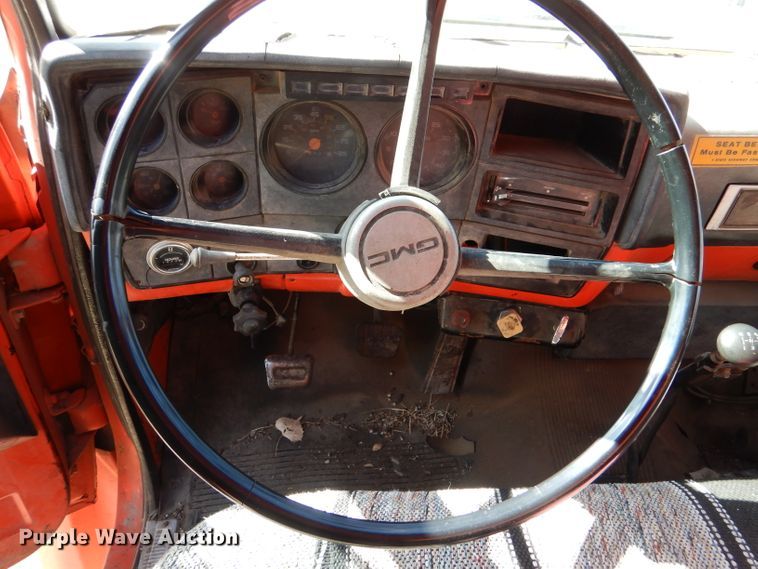 image for item LJ9947 1985 GMC Sierra 7000  oil distributor truck