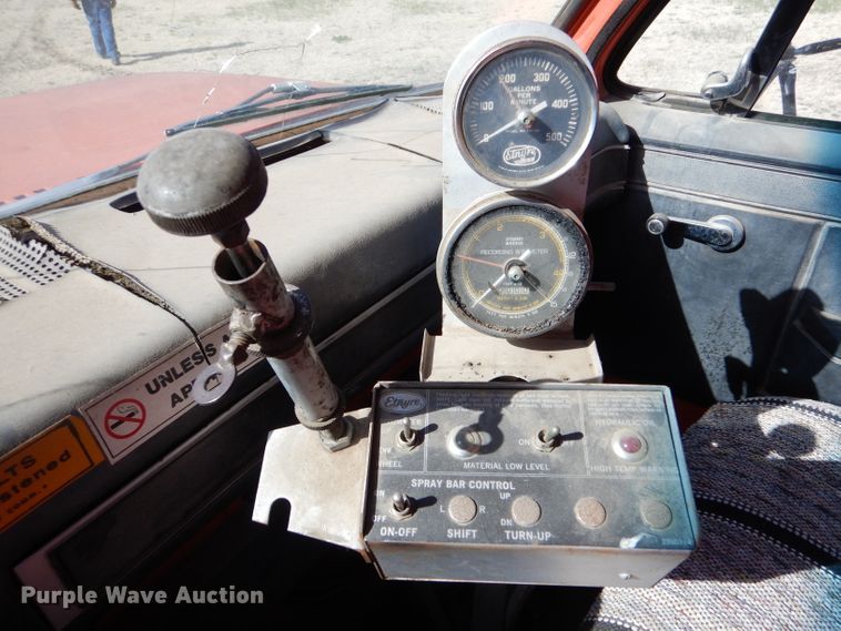 image for item LJ9947 1985 GMC Sierra 7000  oil distributor truck