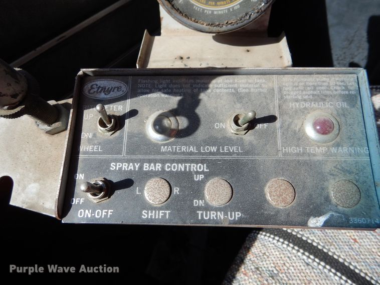 image for item LJ9947 1985 GMC Sierra 7000  oil distributor truck