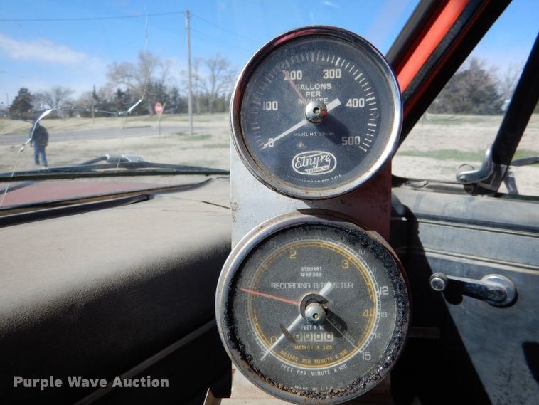 image for item LJ9947 1985 GMC Sierra 7000  oil distributor truck